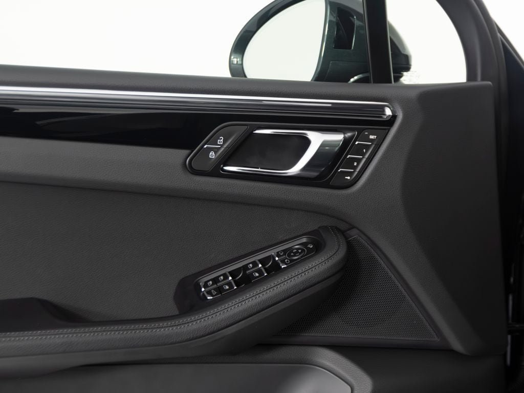 New 2026 Porsche Macan AWD/4WD image 17