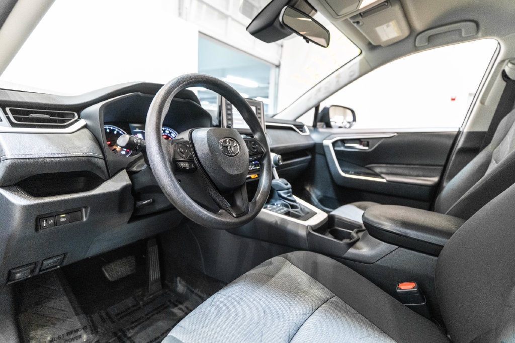 Used 2021 Toyota RAV4 XLE AWD/4WD image 4