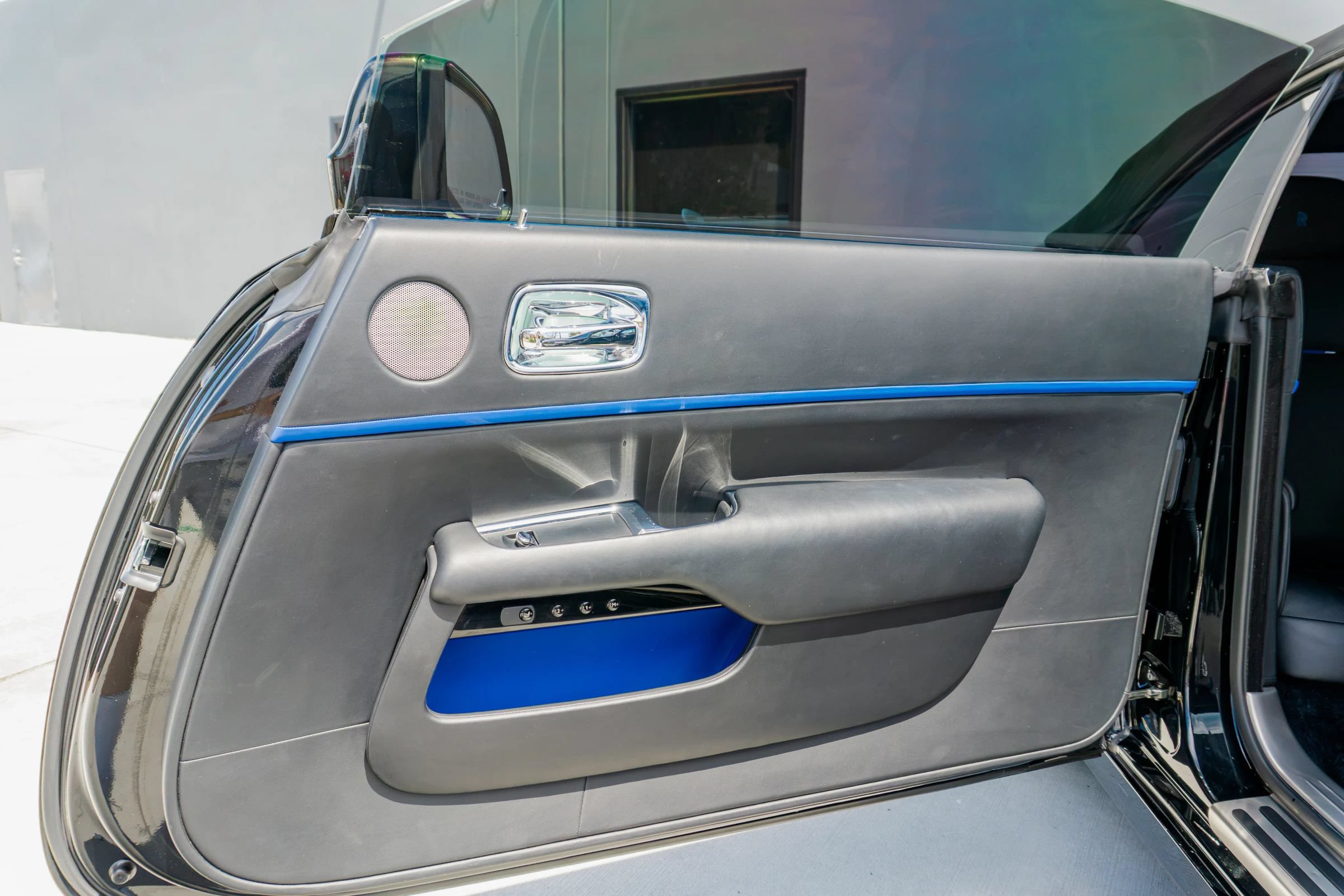 Used 2018 Rolls-Royce Dawn RWD image 55