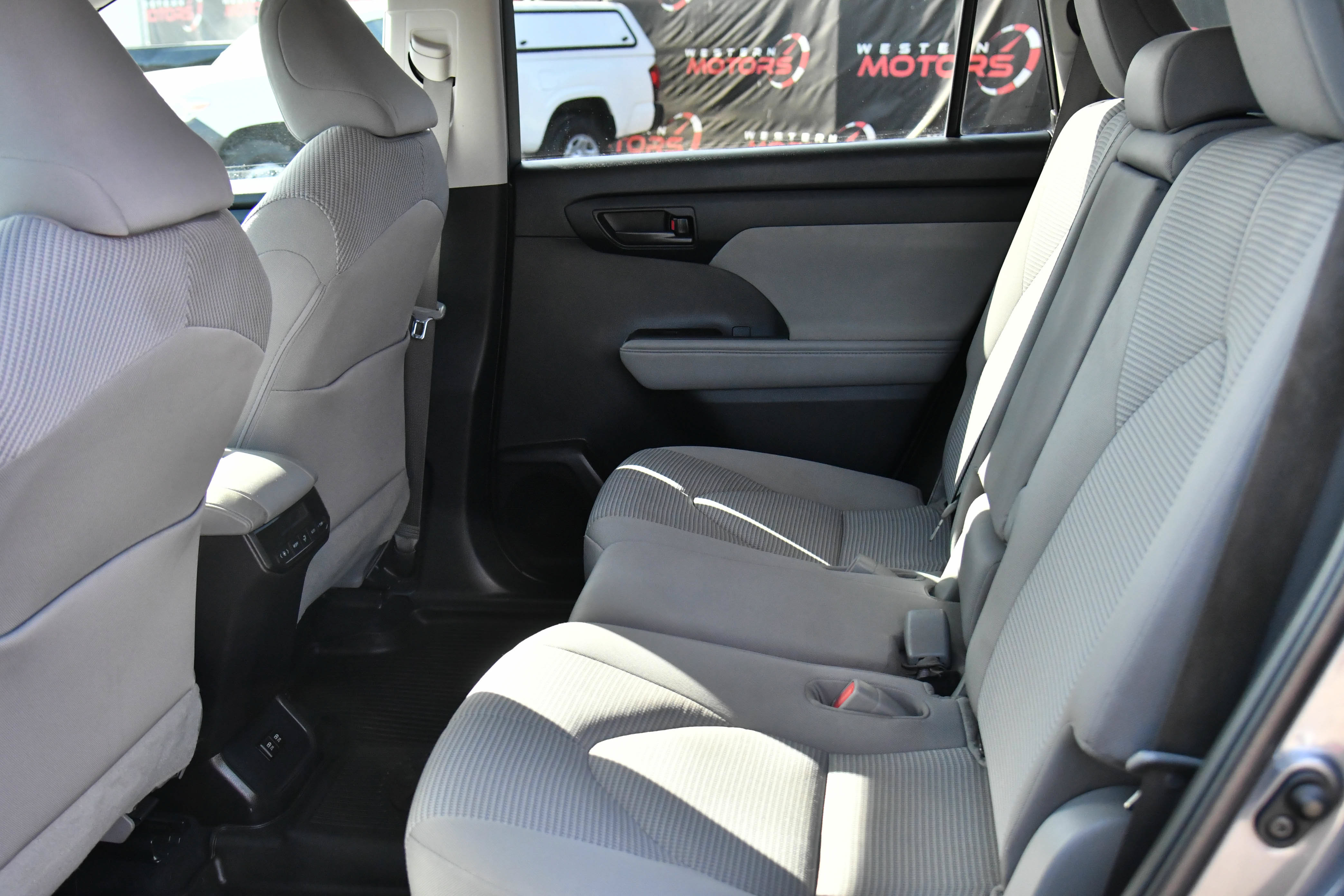 Used 2021 Toyota Highlander L FWD image 34