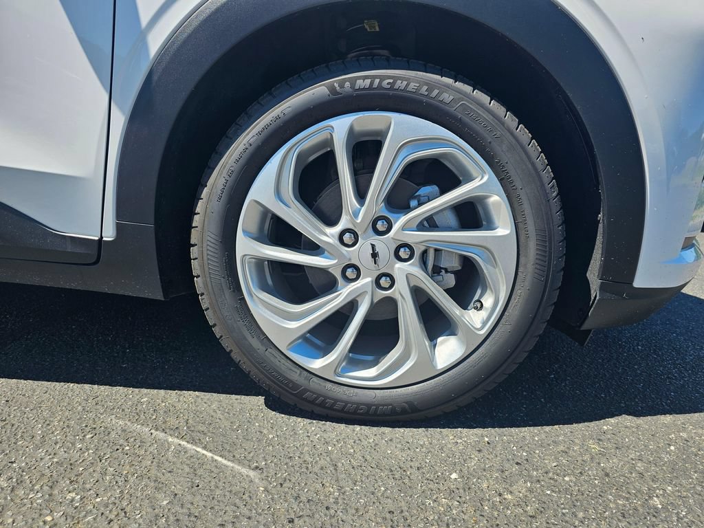 New 2027 Chevrolet Bolt LT FWD image 9