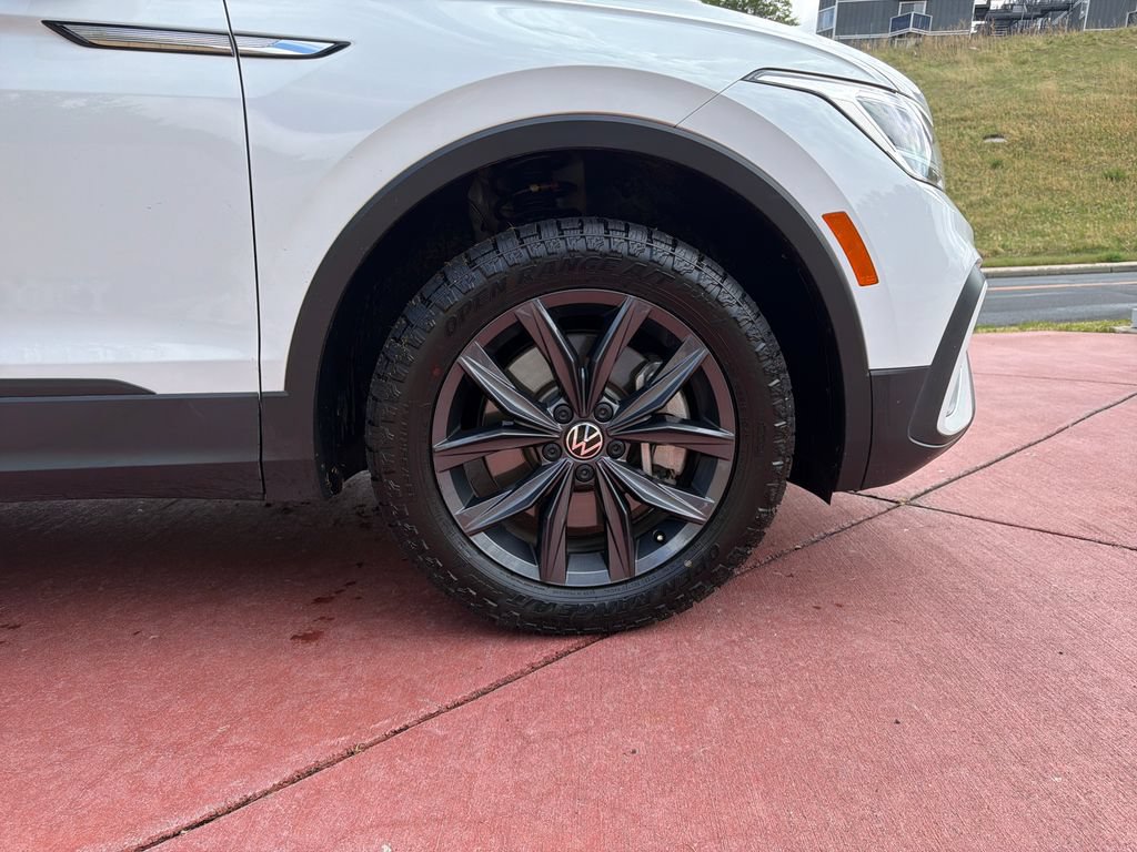 Used 2022 Volkswagen Tiguan SE AWD/4WD image 35