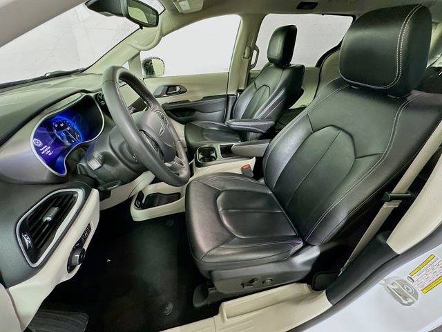 Used 2024 Chrysler Pacifica Touring-L image 12