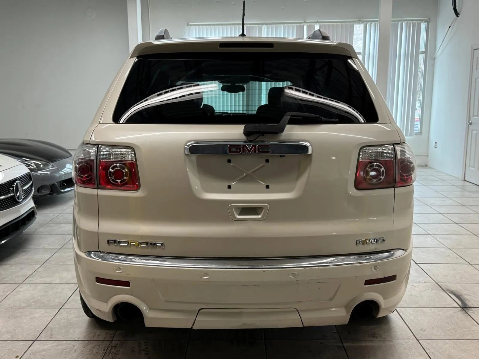 Used 2011 GMC Acadia Denali image 8