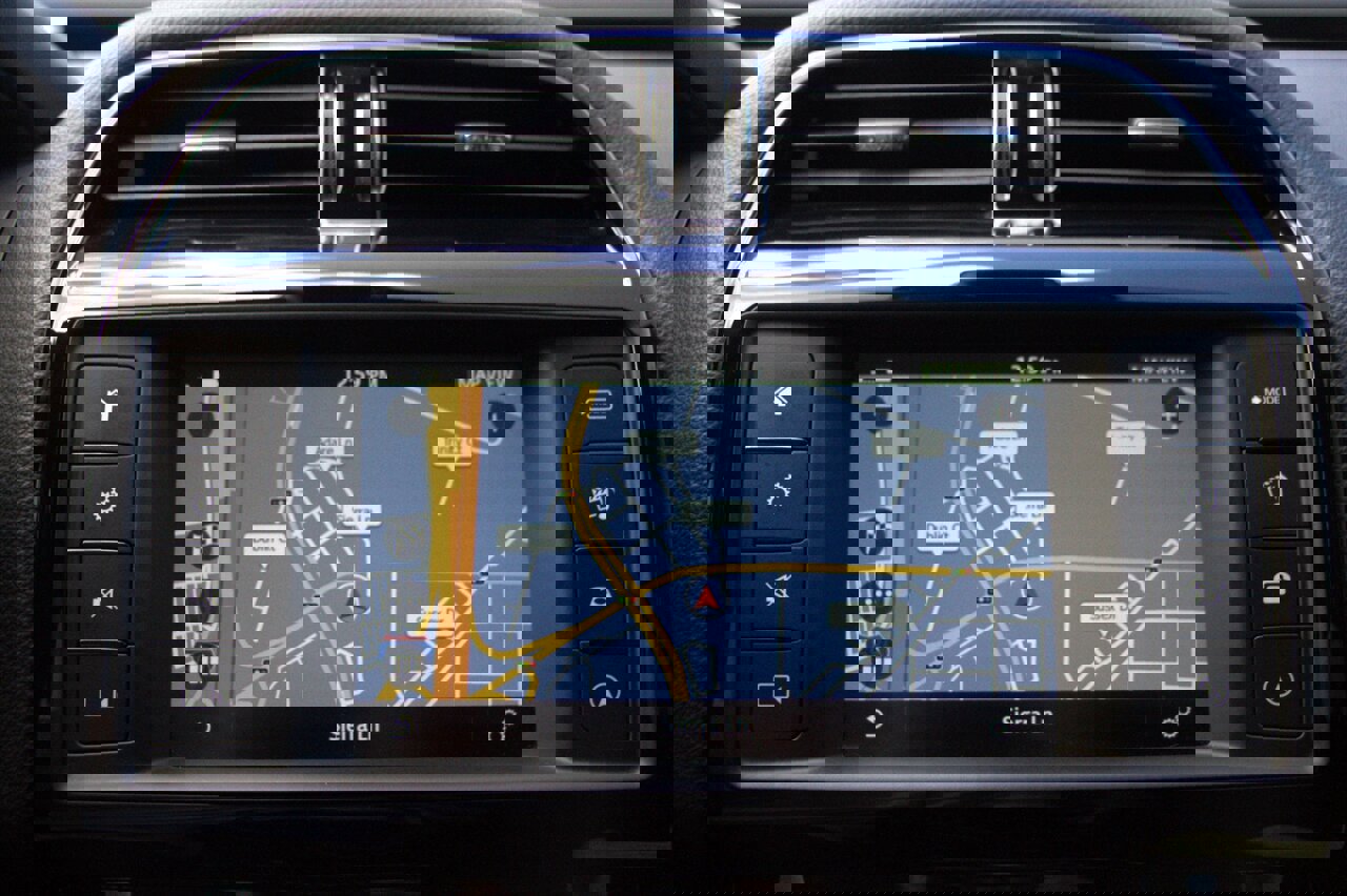 Used 2018 Jaguar XE Premium image 23