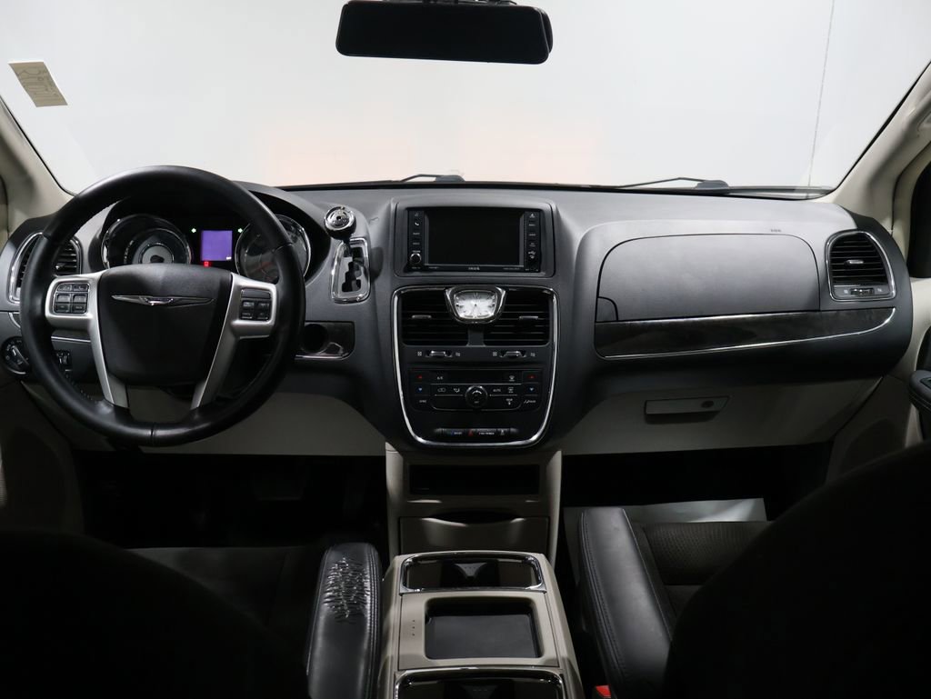 Used 2015 Chrysler Town & Country Touring image 15