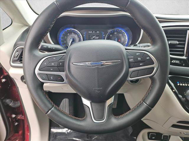 Used 2017 Chrysler Pacifica Touring-L FWD image 11