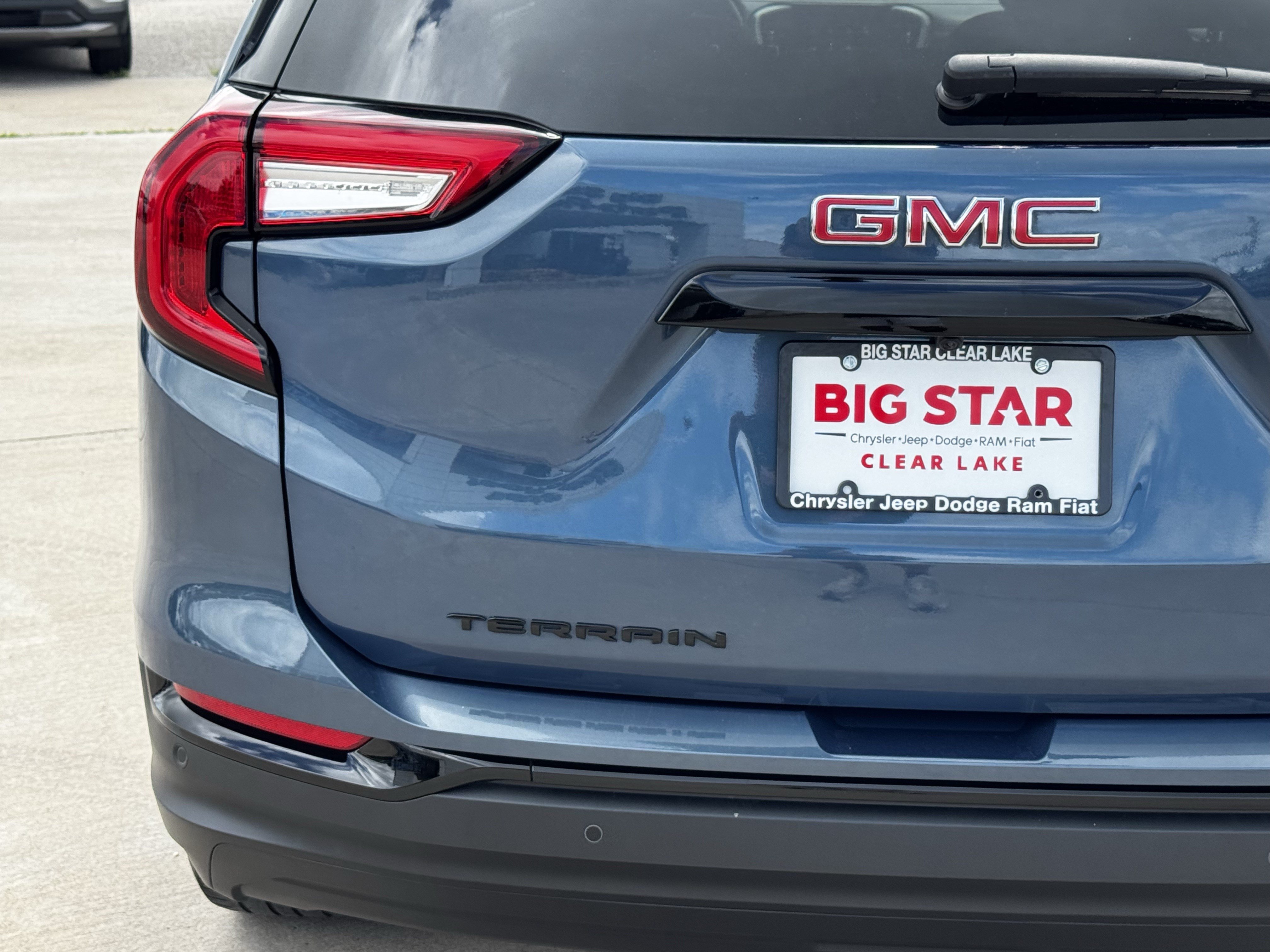 Used 2024 GMC Terrain SLE w/ Driver Convenience Package FWD image 11