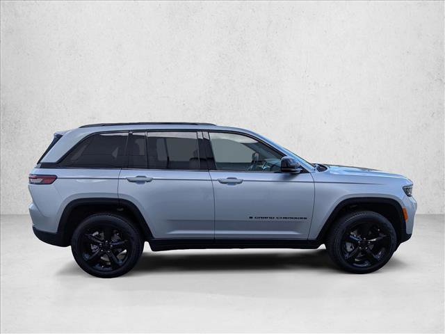 Used 2025 Jeep Grand Cherokee Limited w/ Black Appearance Package AWD/4WD image 4