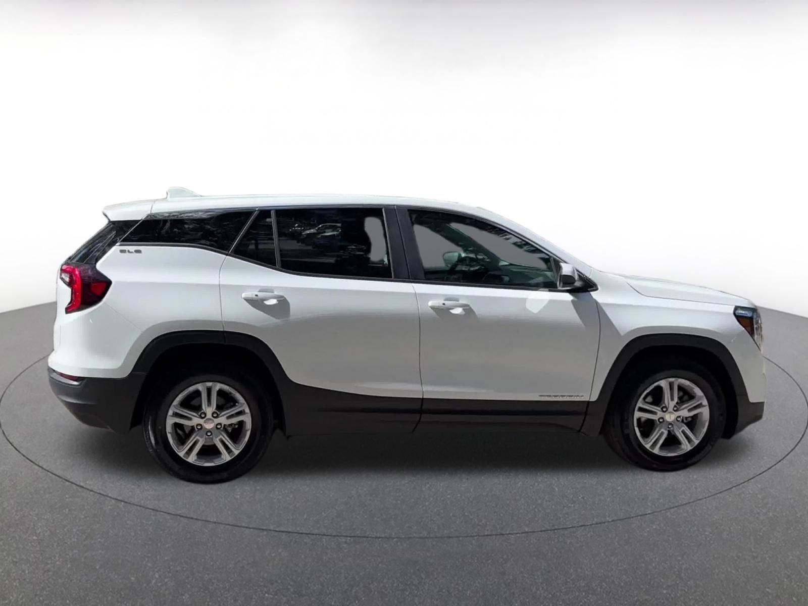 Used 2024 GMC Terrain SLE FWD image 24