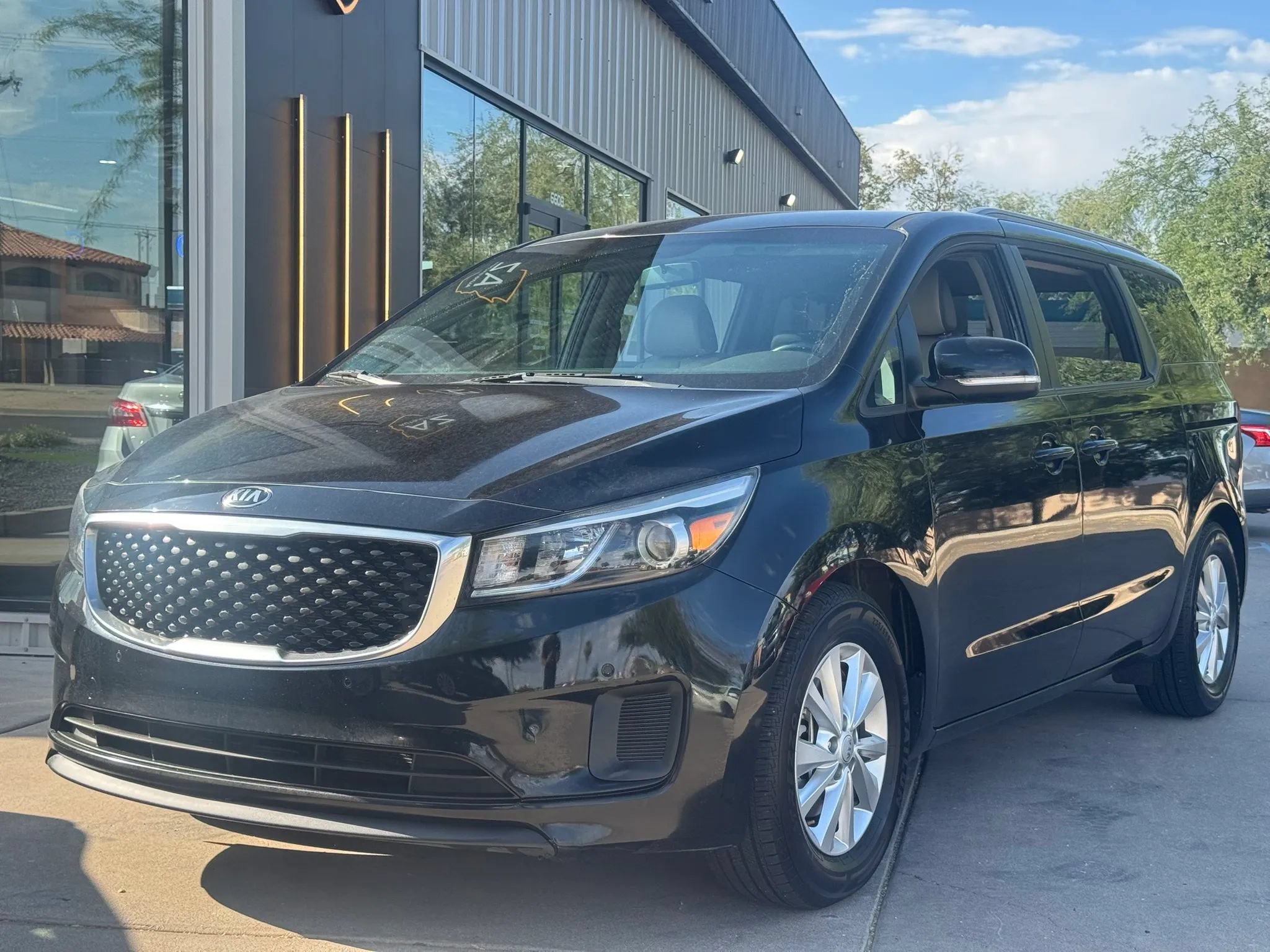 Used 2017 Kia Sedona LX w/ LX Essentials Premium Package FWD image 2