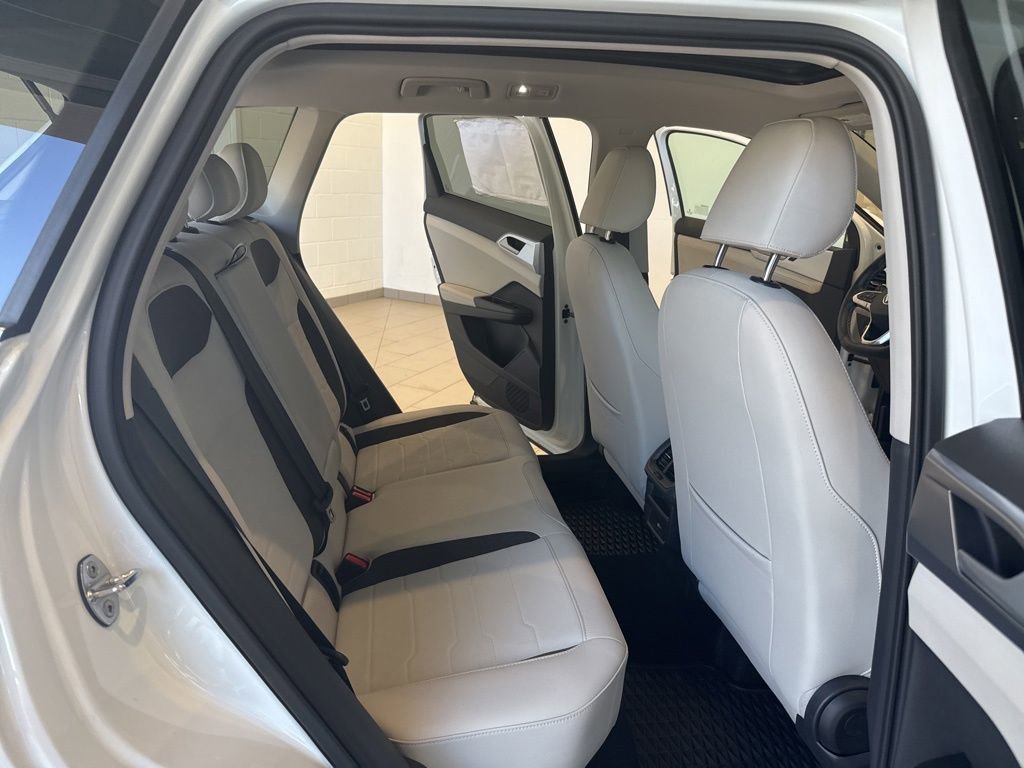Used 2025 Volkswagen Taos SE w/ Panoramic Sunroof Package image 16