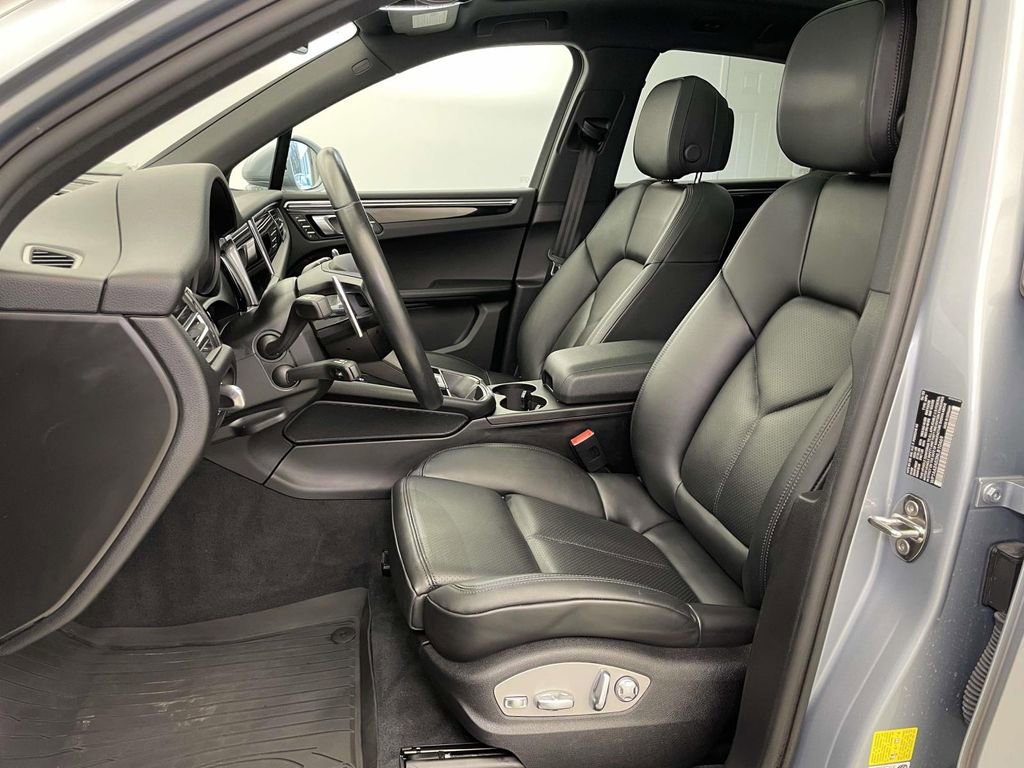 Certified 2022 Porsche Macan image 5