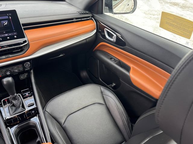 Used 2025 Jeep Compass Limited image 23