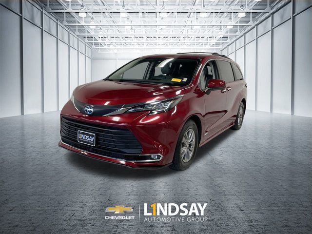 Used 2021 Toyota Sienna XLE image 1
