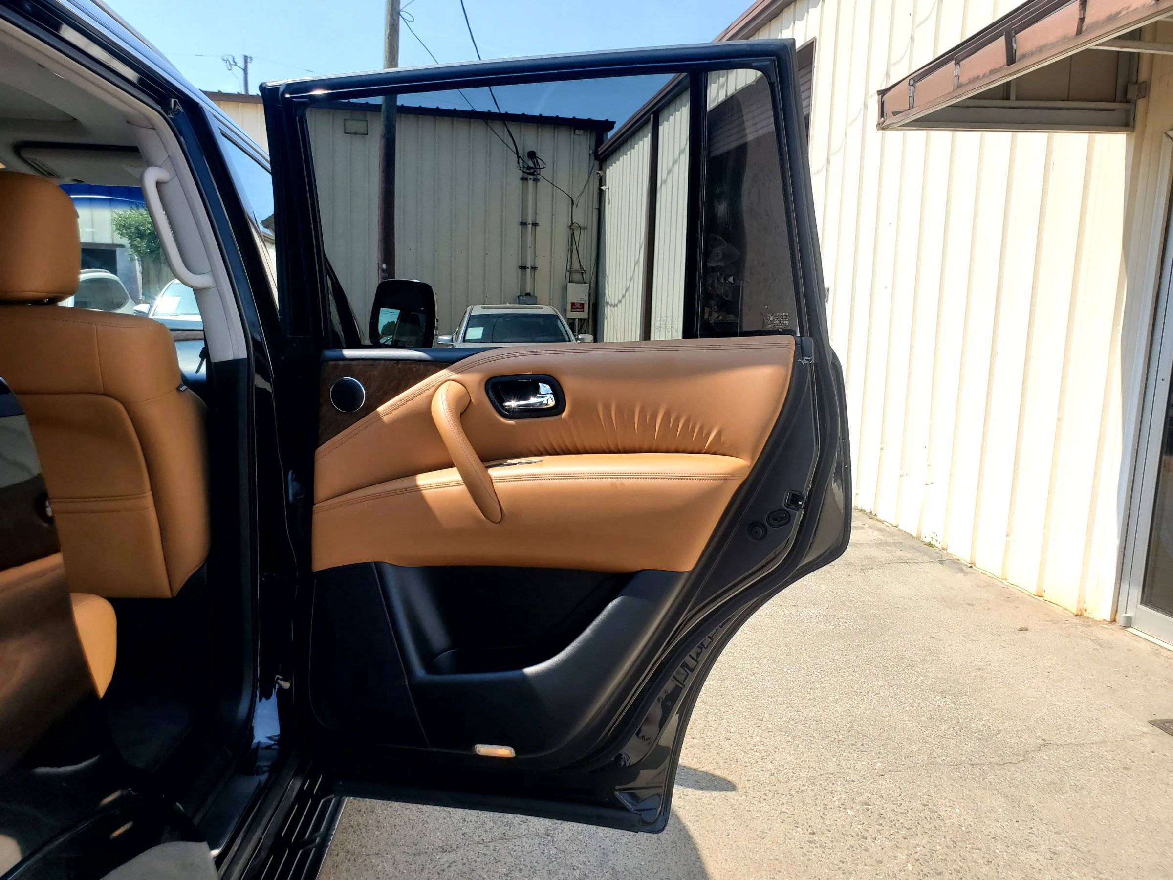 Used 2016 INFINITI QX80 4WD w/ Signature Edition Package image 25