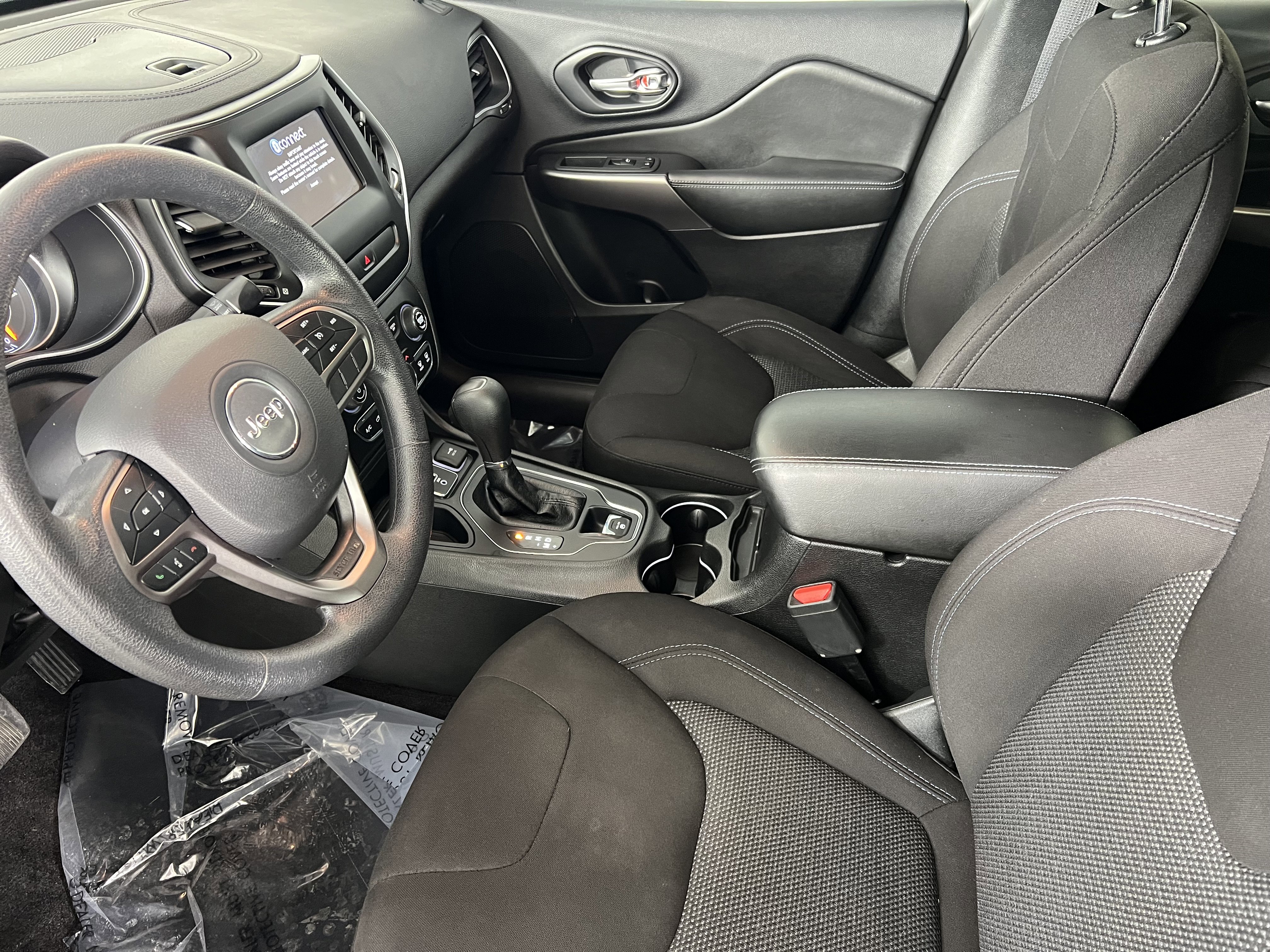 Used 2019 Jeep Cherokee Latitude w/ Popular Appearance Group image 4