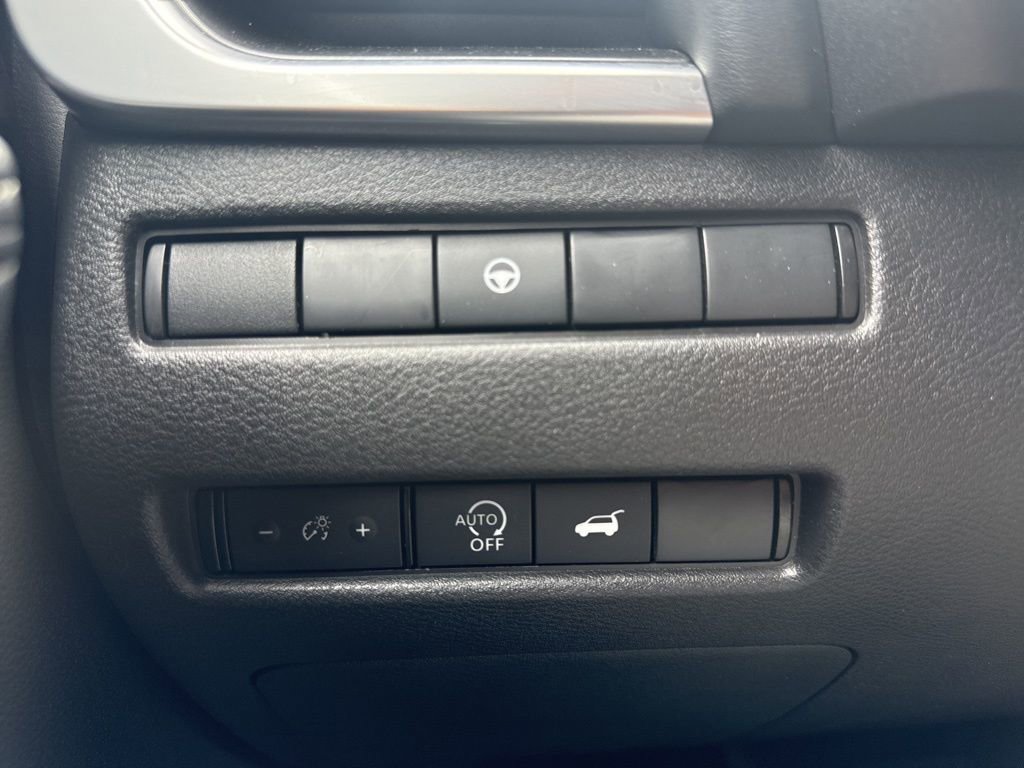 Used 2025 Nissan Rogue SV image 16