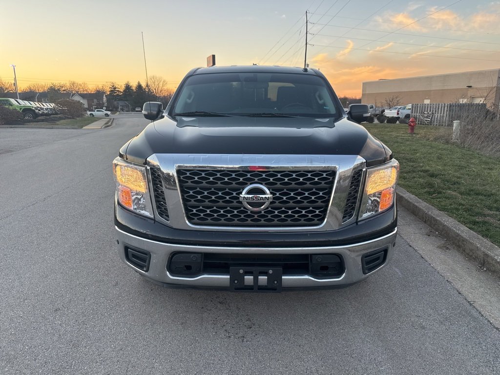 Used 2018 Nissan Titan SV w/ SV Convenience Package image 2
