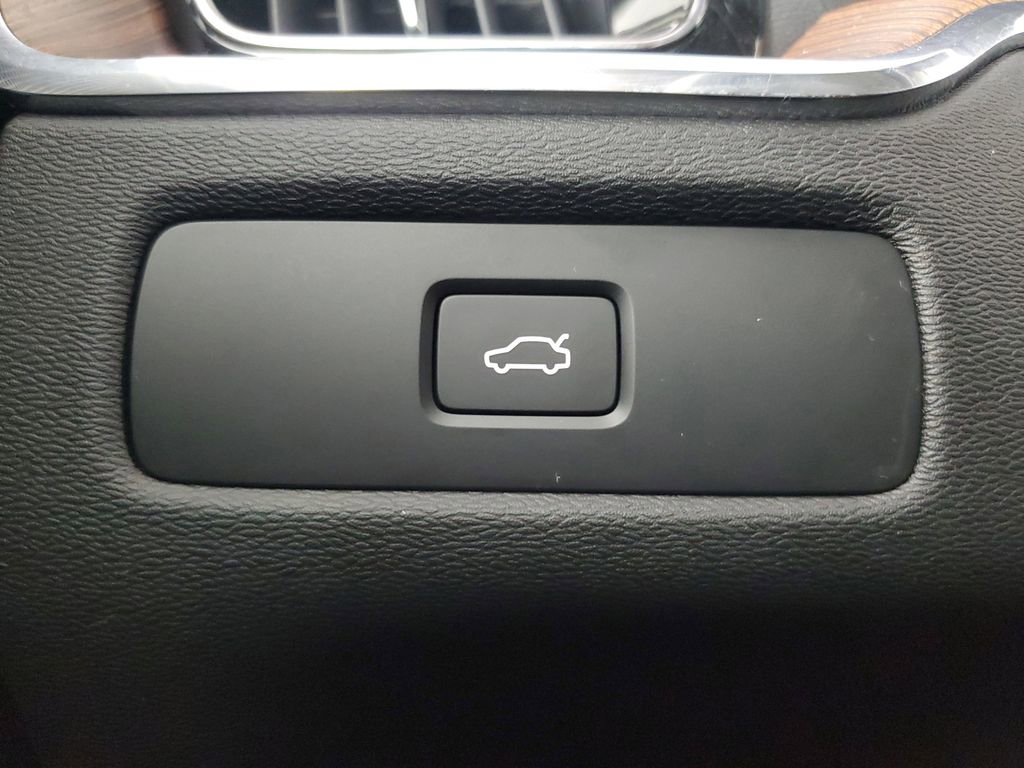 Certified 2024 Volvo XC60 B5 Ultimate w/ Protection Package Premier AWD/4WD image 35