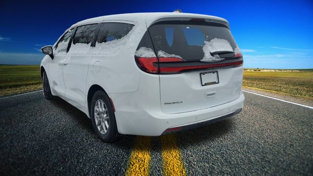 Certified 2024 Chrysler Pacifica Touring-L image 31