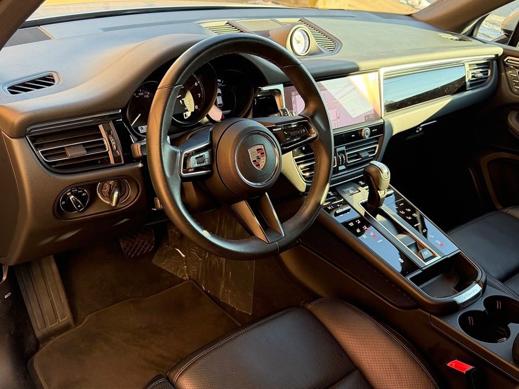 Certified 2025 Porsche Macan image 4