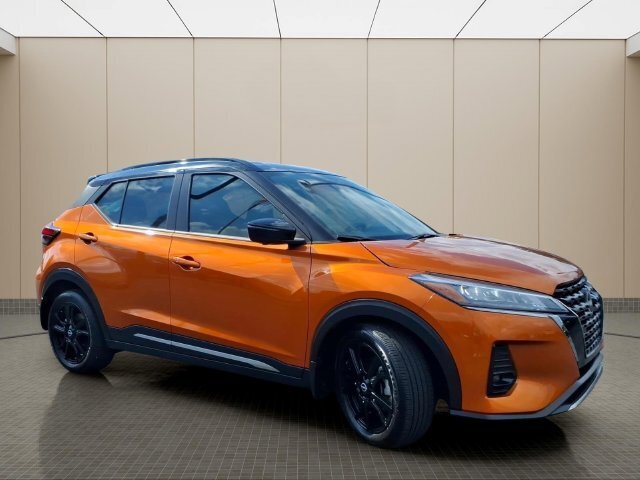 Used 2023 Nissan Kicks SR w/ SR Premium Package FWD image 5