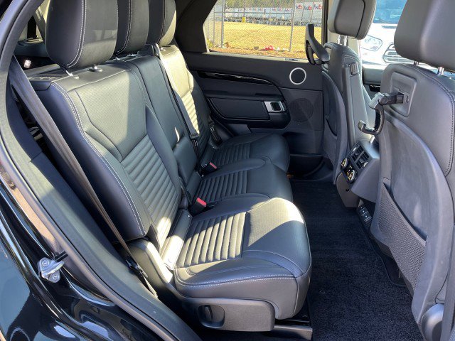 Used 2024 Land Rover Discovery S image 17