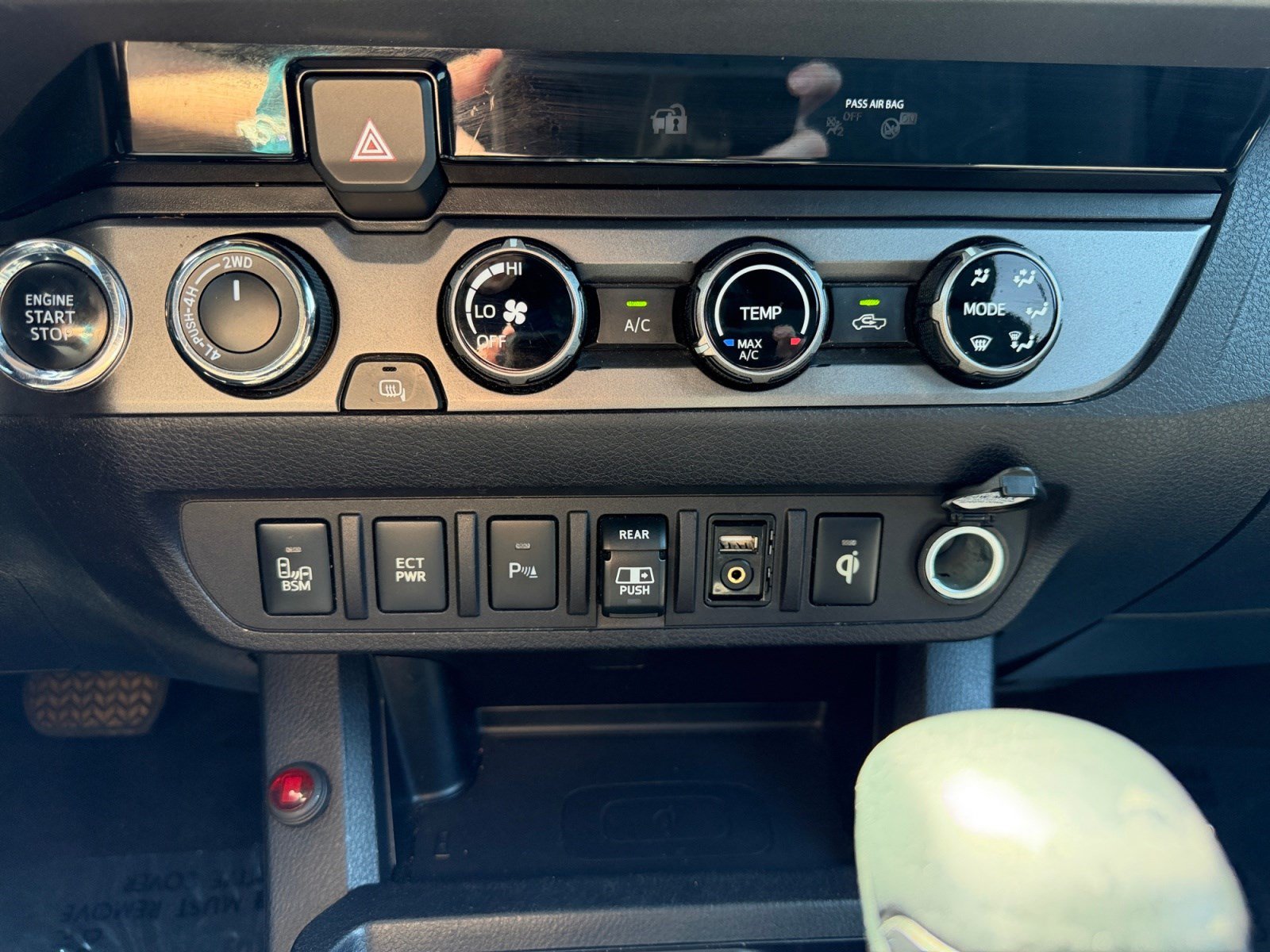 Used 2018 Toyota Tacoma TRD Off-Road w/ Technology Package AWD/4WD image 11