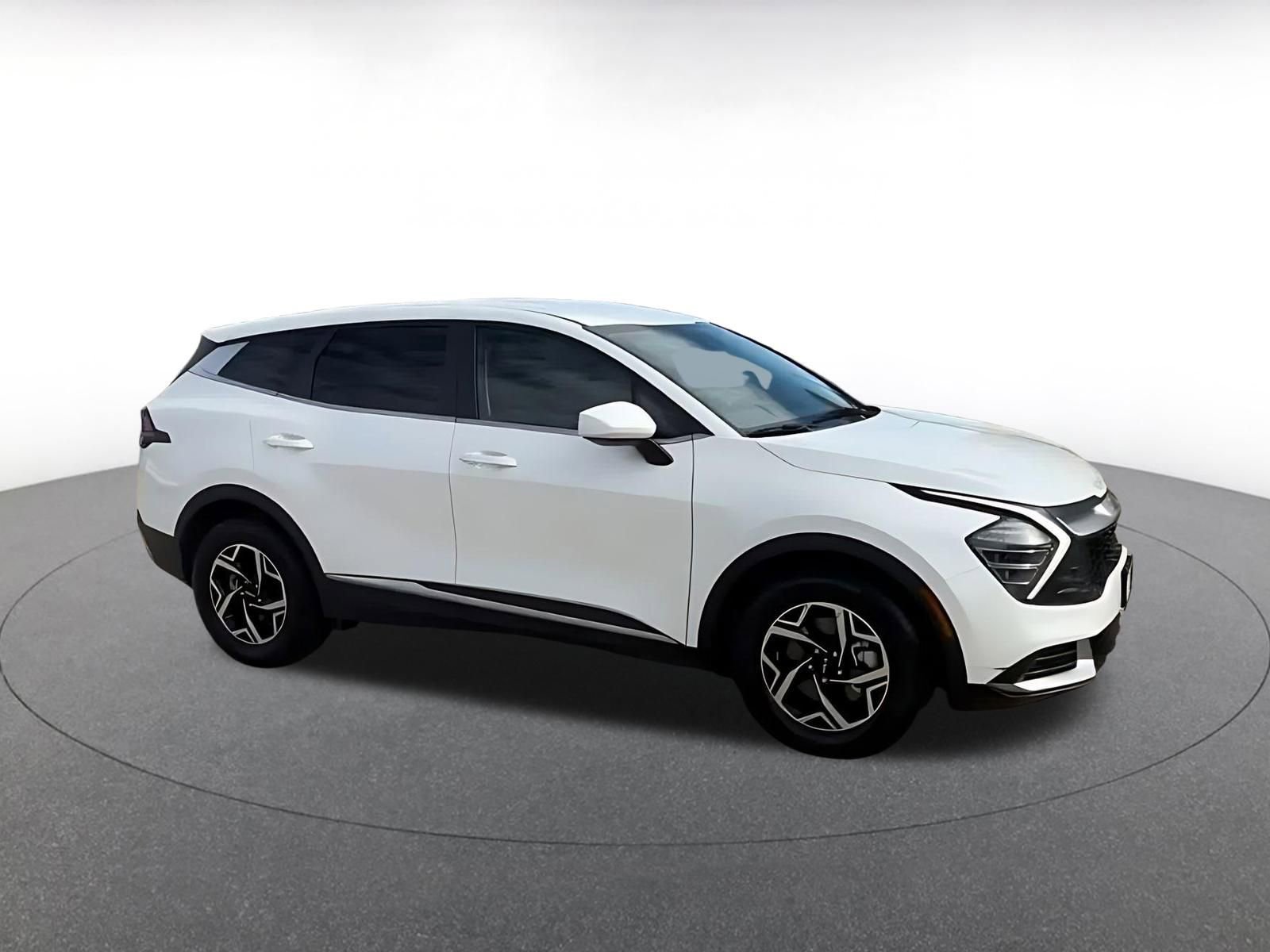 Used 2025 Kia Sportage LX image 2