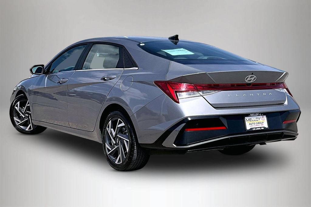 Used 2025 Hyundai Elantra SEL FWD image 4