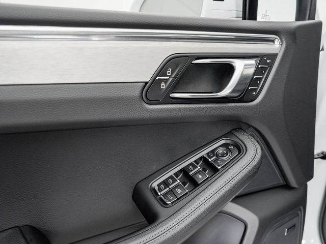 Certified 2026 Porsche Macan AWD/4WD image 11