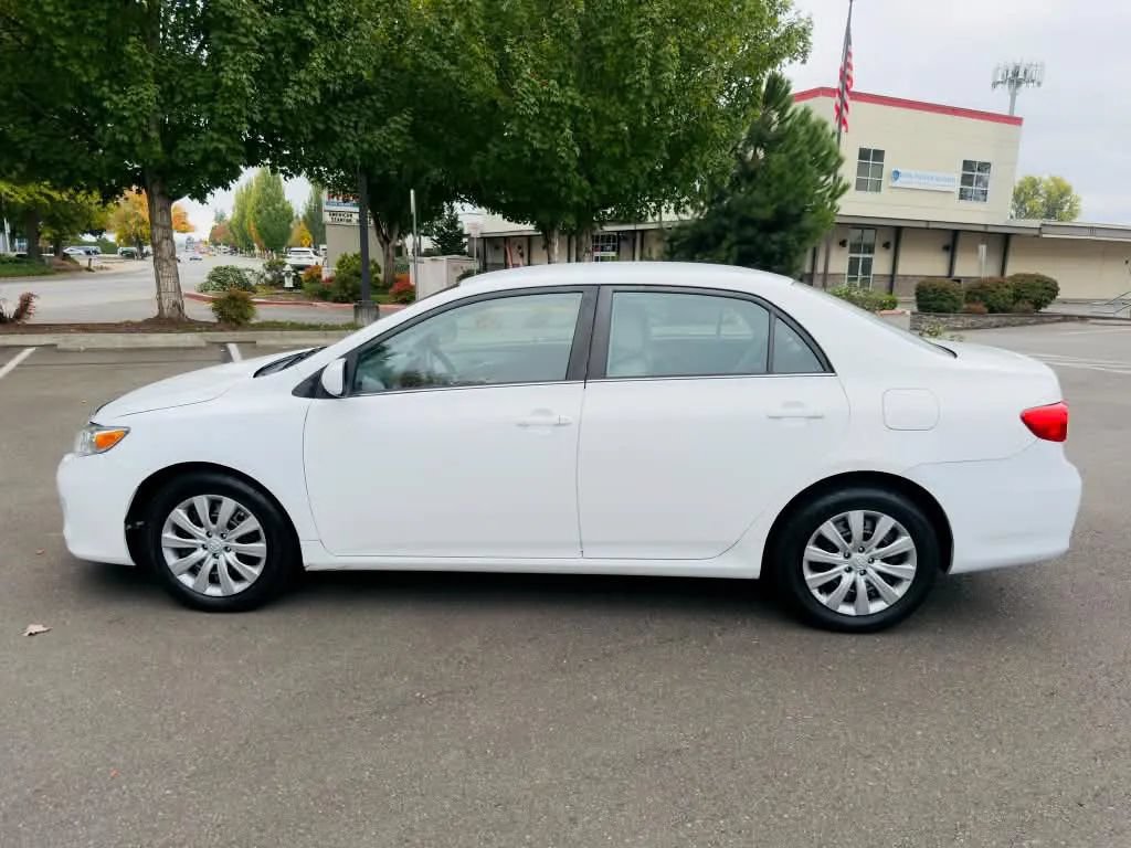 Used 2013 Toyota Corolla LE FWD image 2