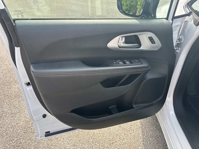 Used 2025 Chrysler Pacifica Limited FWD image 29