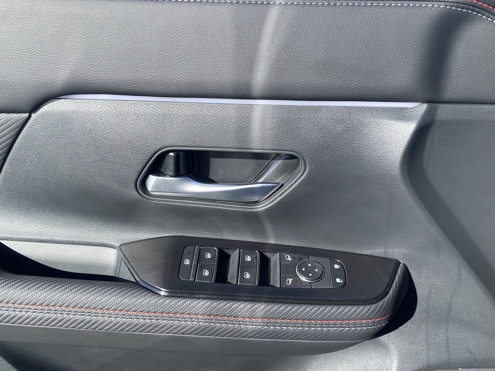 New 2026 Nissan Kicks SR w/ Cold Weather Package FWD image 23