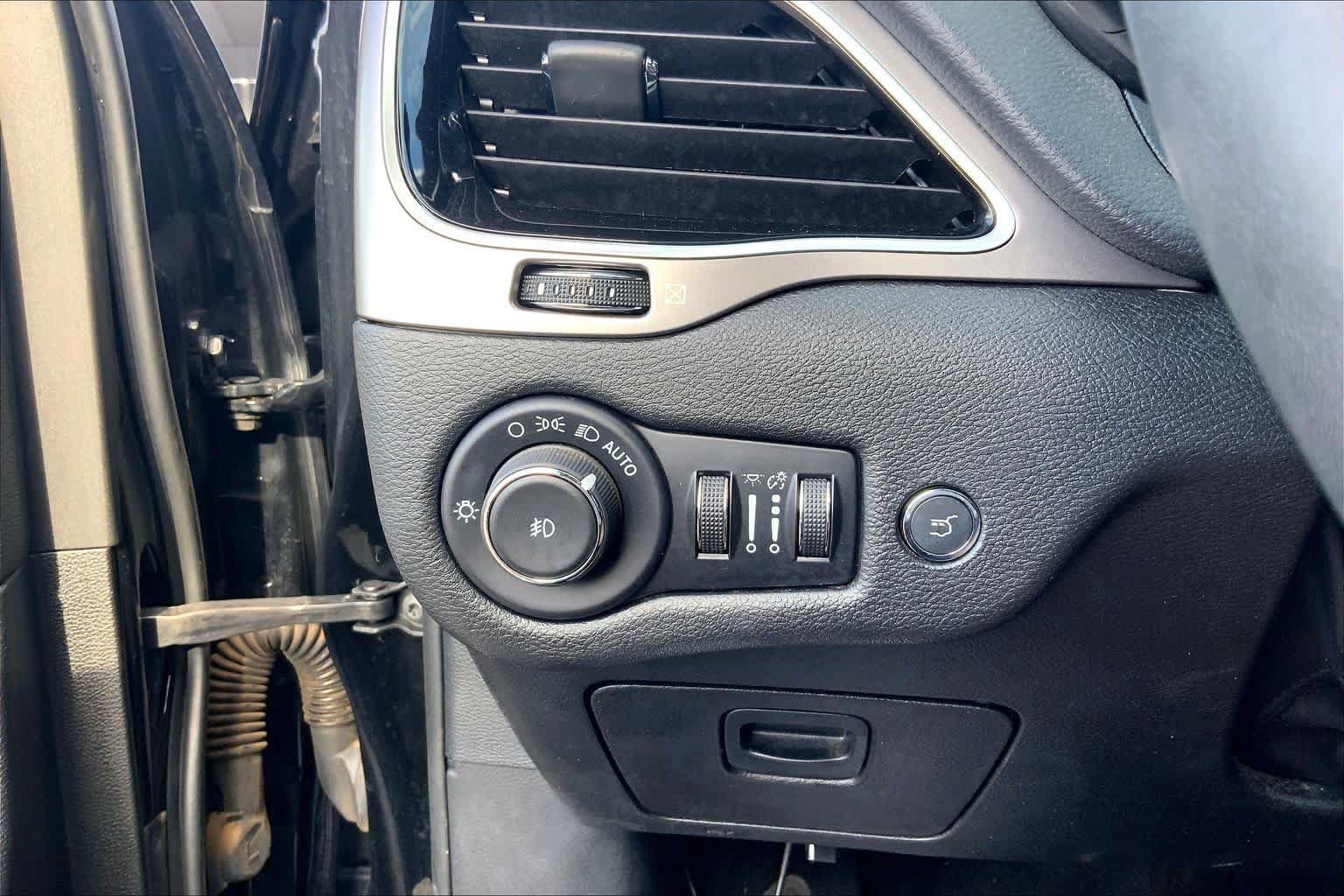 Used 2022 Jeep Cherokee Limited AWD/4WD image 36