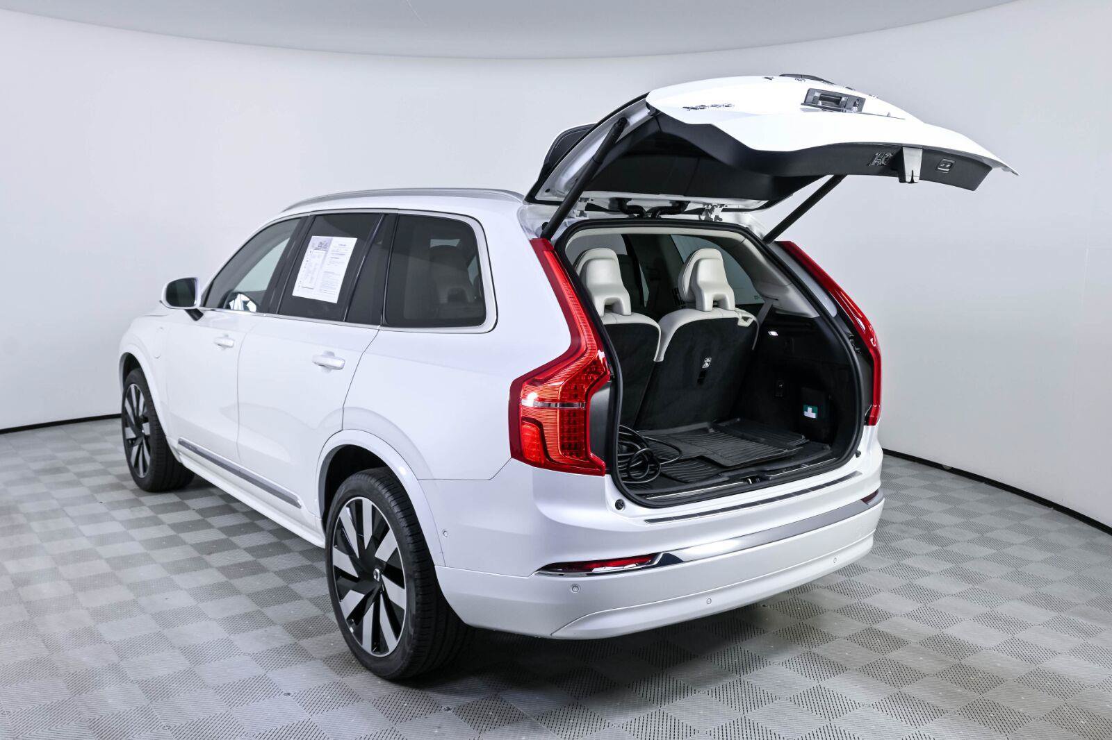 Used 2024 Volvo XC90 T8 Plus w/ Protection Package Premier AWD/4WD image 31