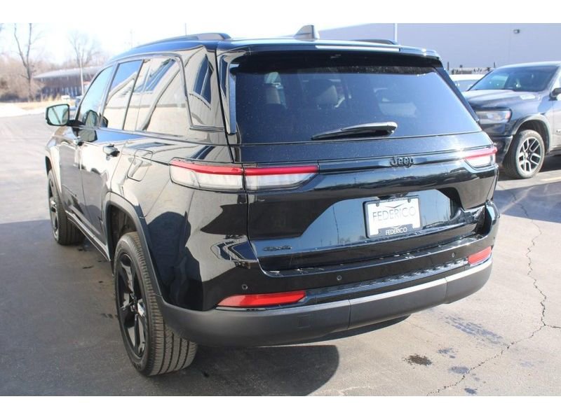 Used 2023 Jeep Grand Cherokee Altitude image 6