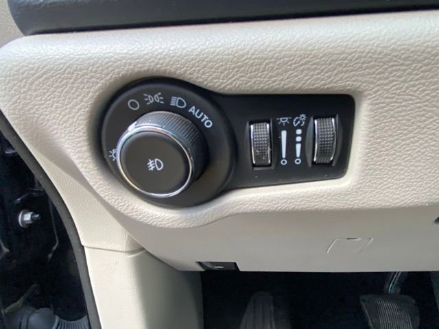 Used 2023 Chrysler Pacifica Touring-L FWD image 16