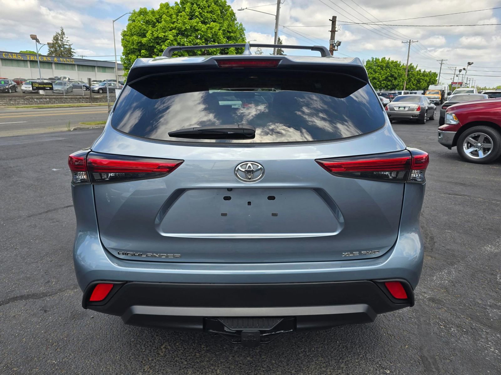 Used 2022 Toyota Highlander XLE AWD/4WD image 4