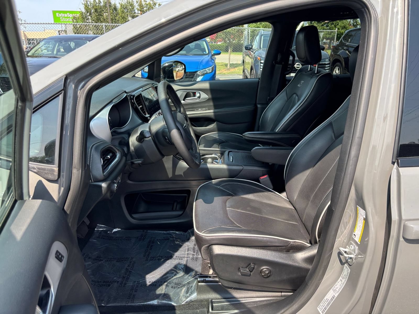Used 2025 Chrysler Pacifica Limited FWD image 28