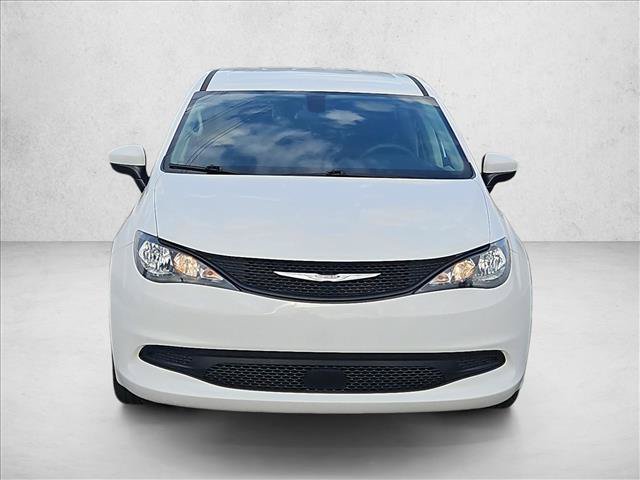 Used 2022 Chrysler Voyager LX FWD image 2