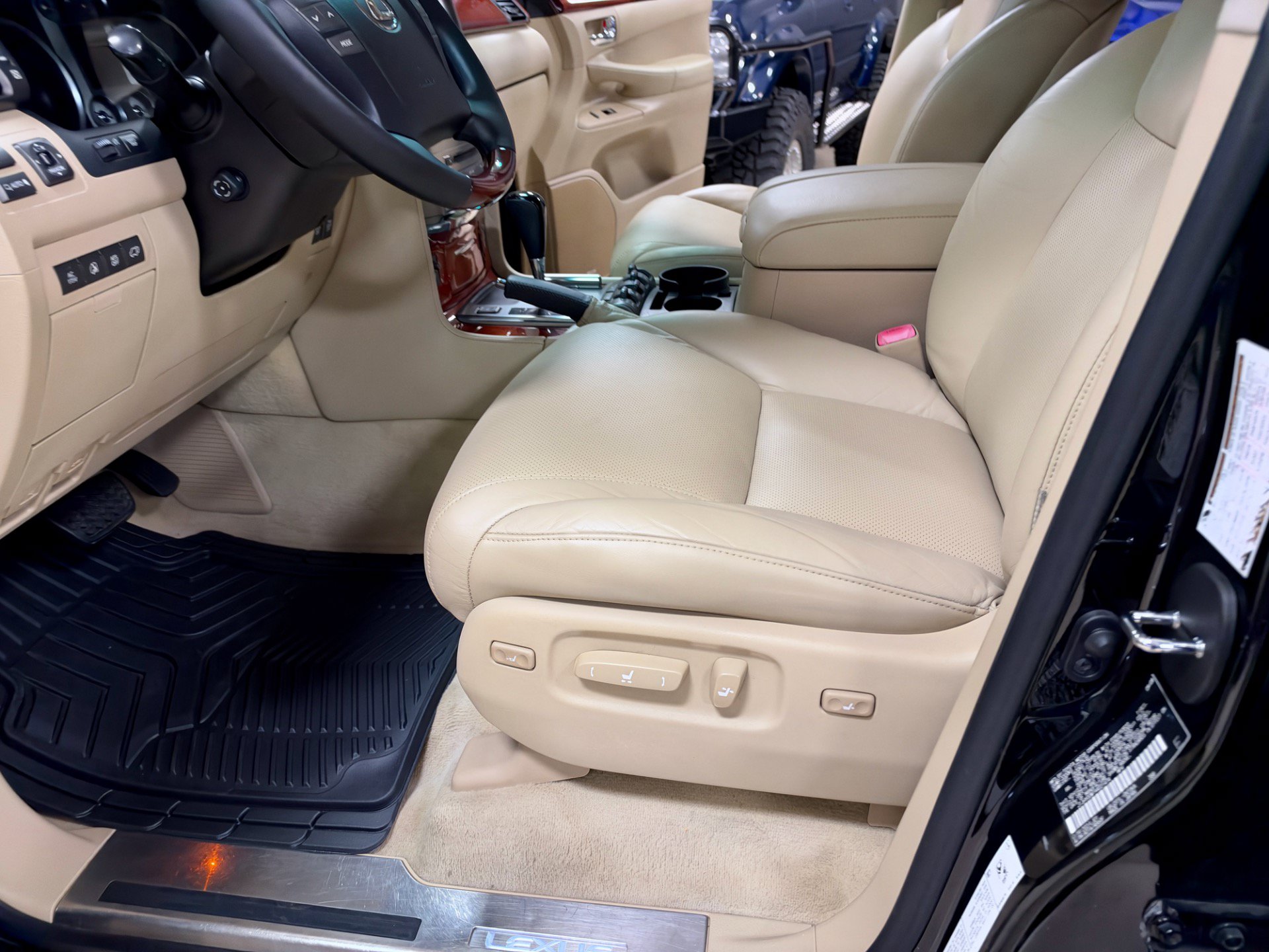 Used 2009 Lexus LX 570 4WD w/ Preferred Accessory Pkg image 19