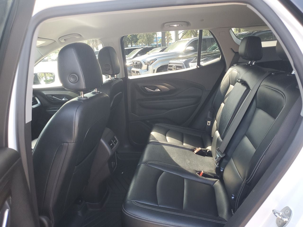 Used 2023 GMC Terrain SLE w/ Driver Convenience Package FWD image 9