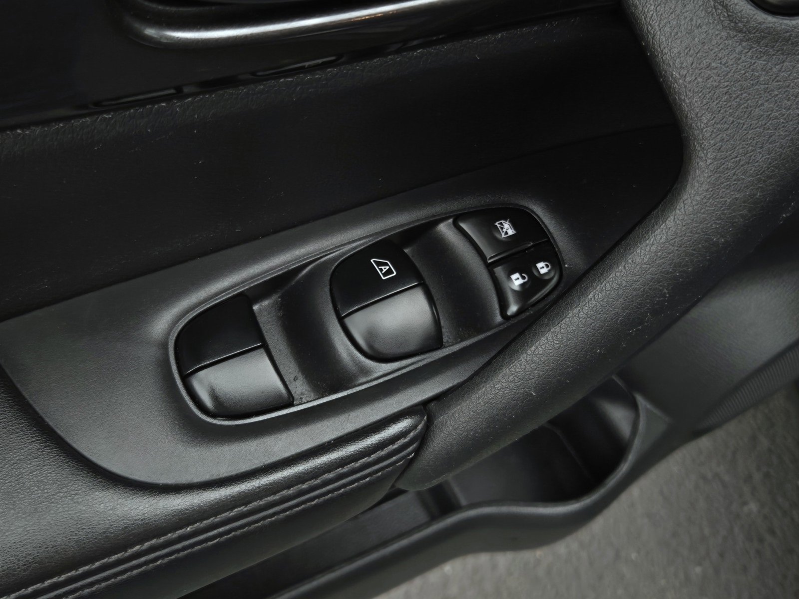 Used 2020 Nissan Rogue S image 10