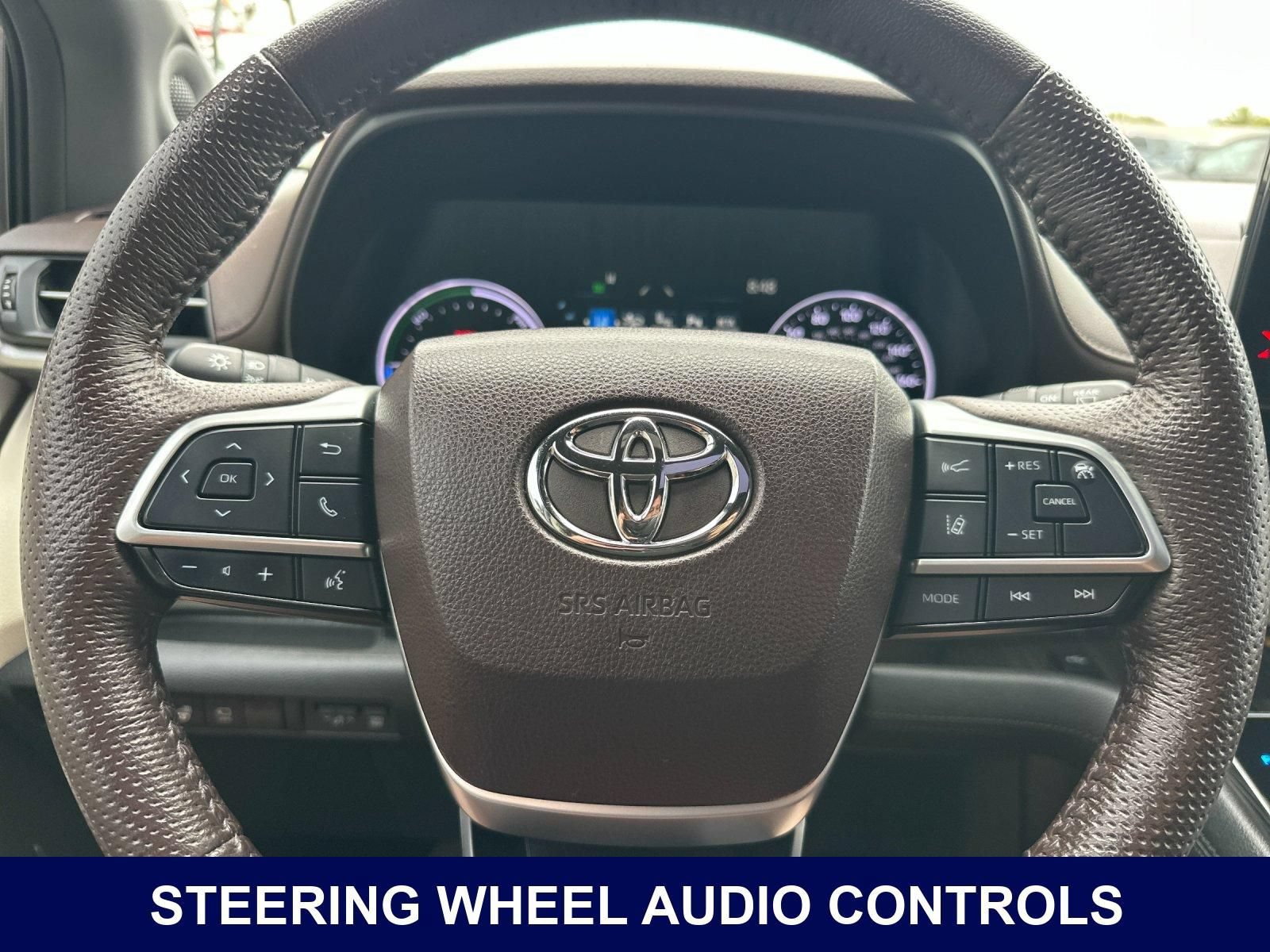 Used 2023 Toyota Sienna Platinum FWD image 32