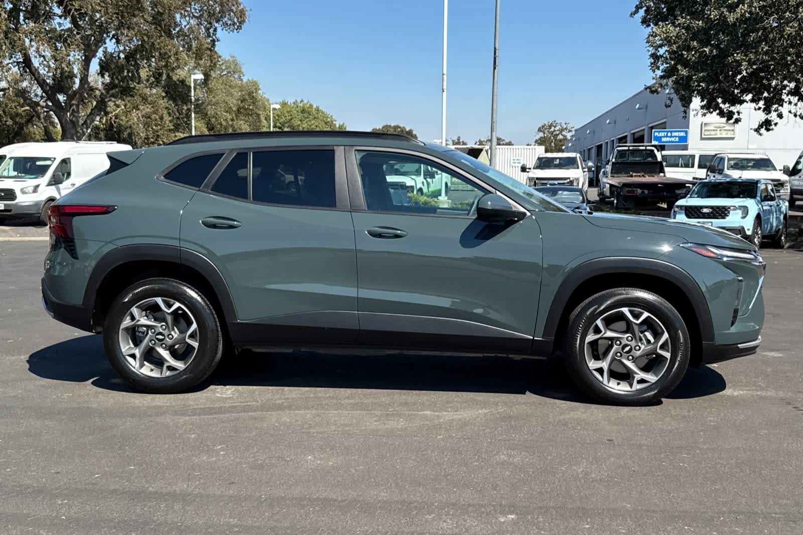 Used 2025 Chevrolet Trax LT FWD image 8