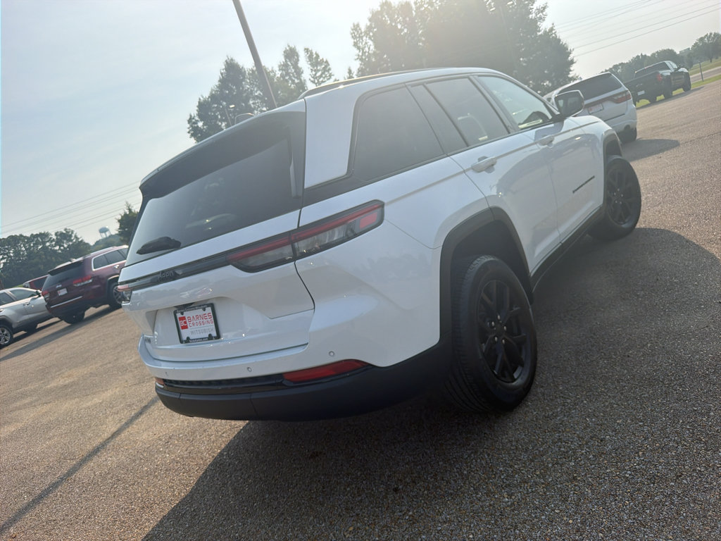 Used 2024 Jeep Grand Cherokee Altitude RWD image 4