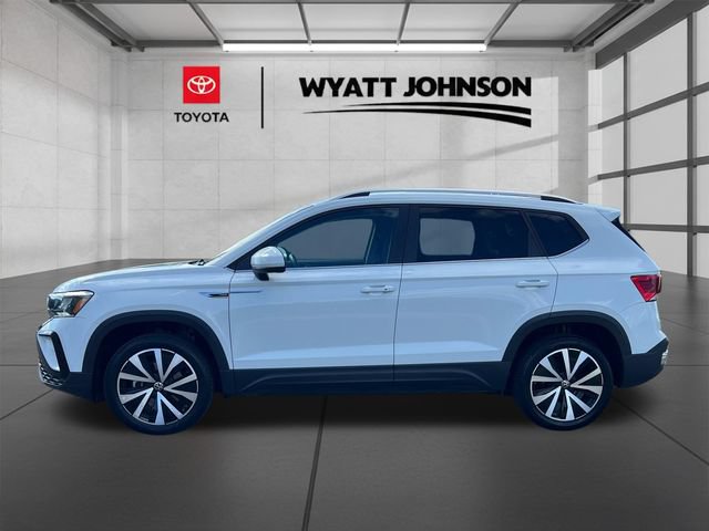 Used 2024 Volkswagen Taos SE FWD image 2