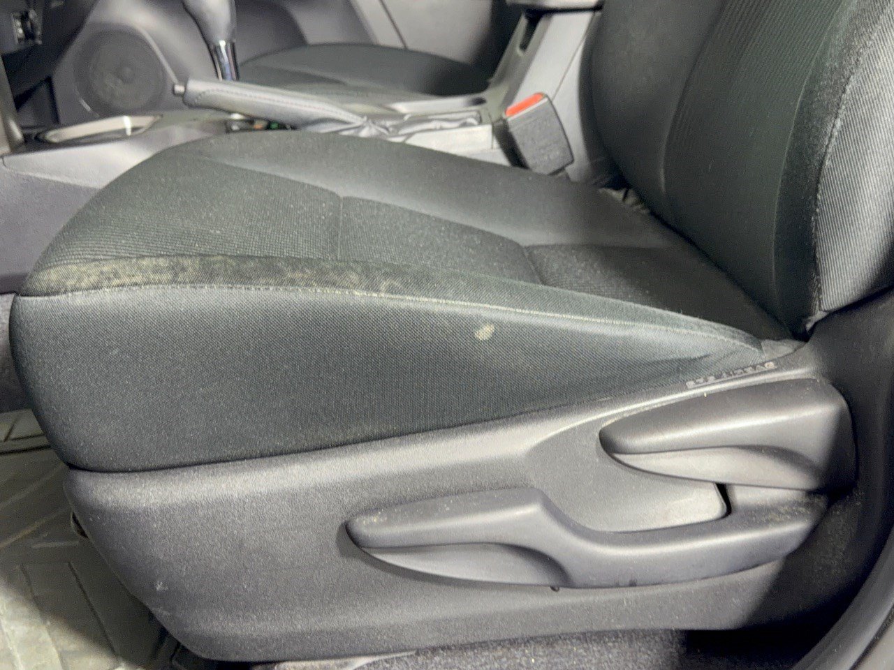 Used 2018 Toyota RAV4 LE FWD image 16